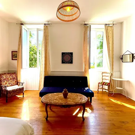 La Demeure Des Fleurs Couette-café Caillavet