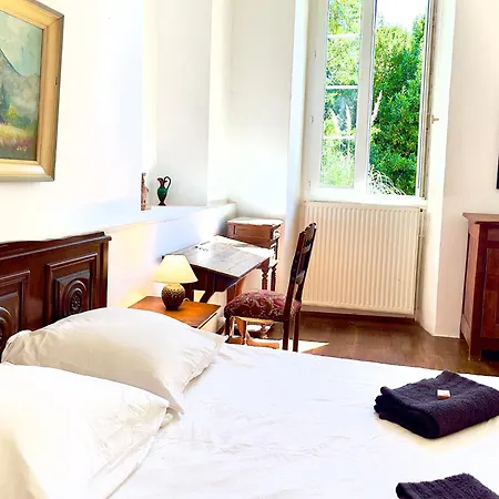 La Demeure Des Fleurs Couette-café 3*