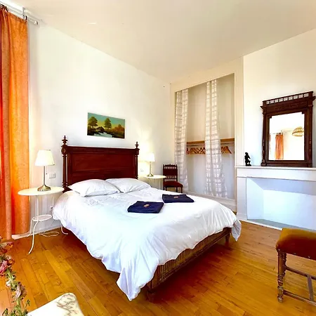 La Demeure Des Fleurs Bed & Breakfast