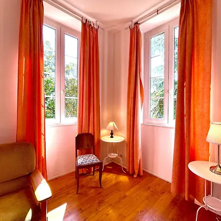 La Demeure Des Fleurs Bed & Breakfast 3*