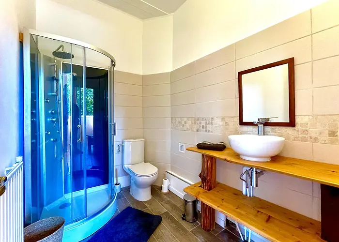 La Demeure Des Fleurs Couette-café Caillavet