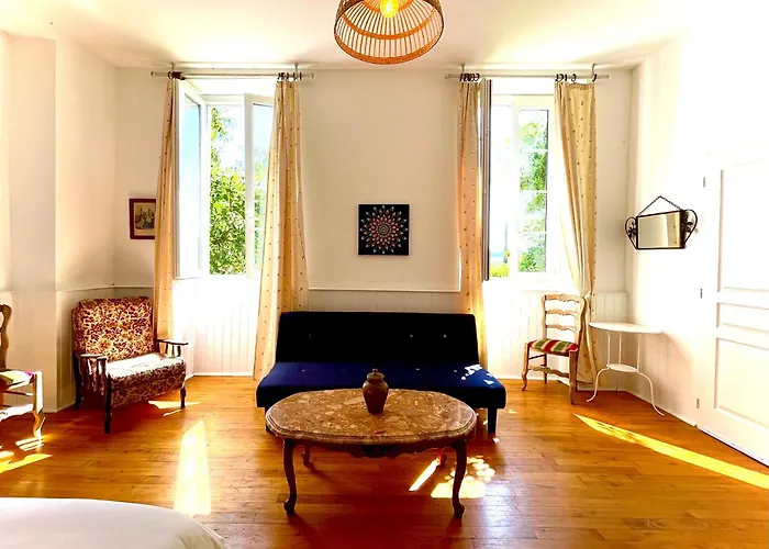 La Demeure Des Fleurs Couette-café Caillavet